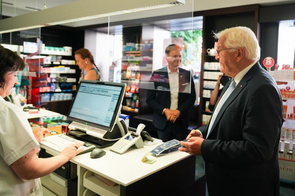 Bundespräsident Frank-Walter Steinmeier im Gespräch in einer Apotheke während "Ortszeit Deutschland"