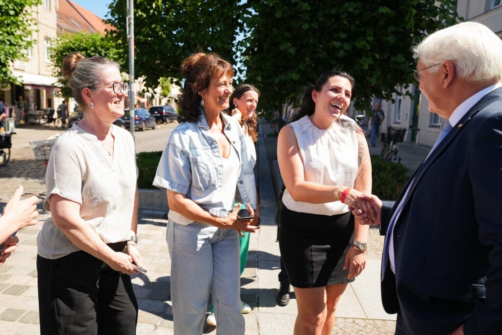 Bundespräsident Frank-Walter Steinmeier im Gespräch mit Bürgerinnen während "Ortszeit Deutschland" in Neuruppin