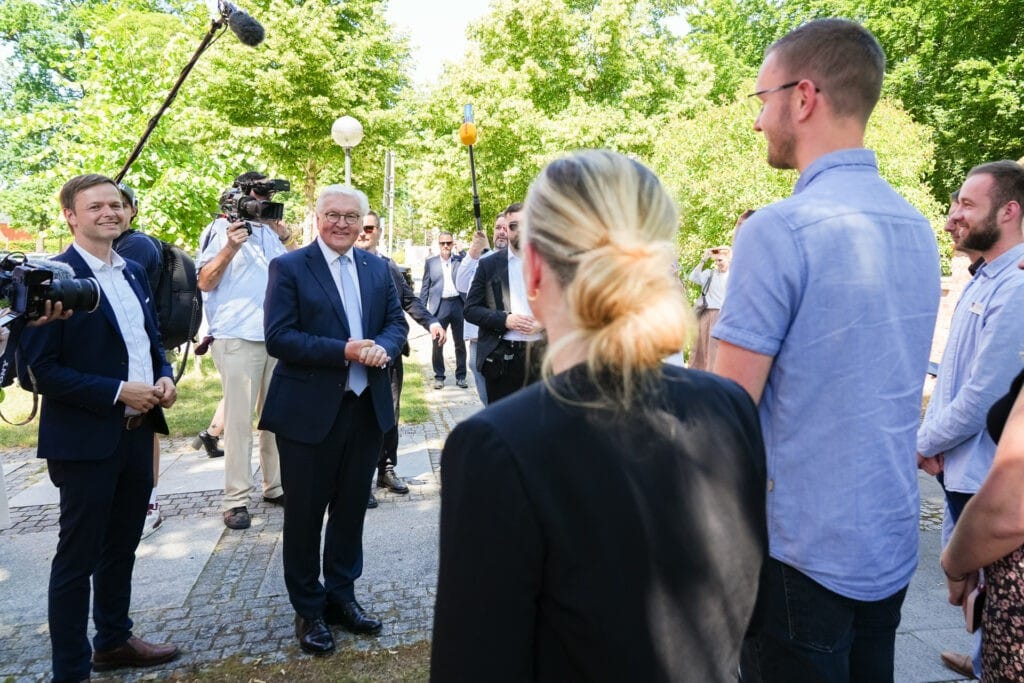 Bundespräsident Frank-Walter Steinmeier im Gespräch mit Bürgerinnen und Bürgern während "Ortszeit Deutschland" in Neuruppin
