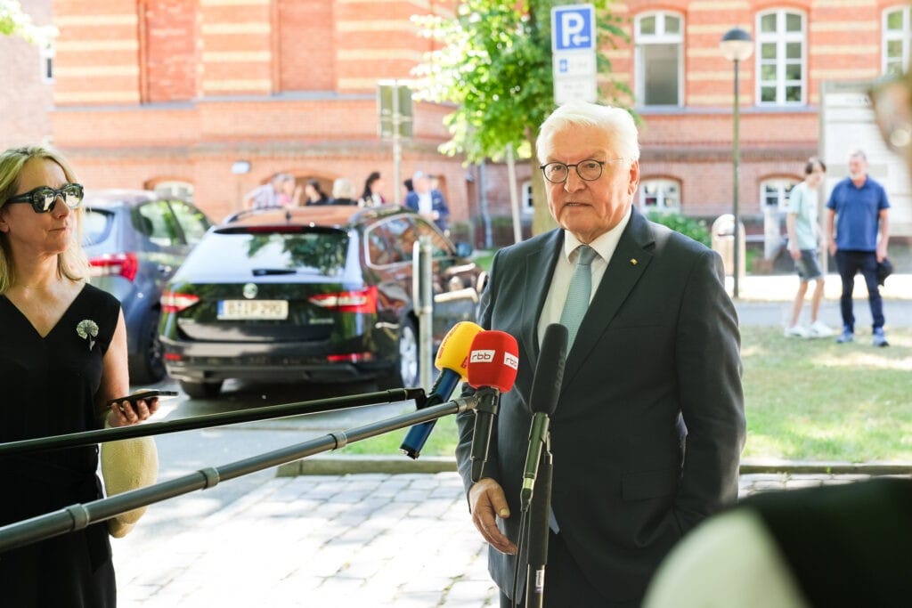 Bundespräsident Frank-Walter Steinmeier bei einem Pressestatement während "Ortszeit Deutschland" in Neuruppin