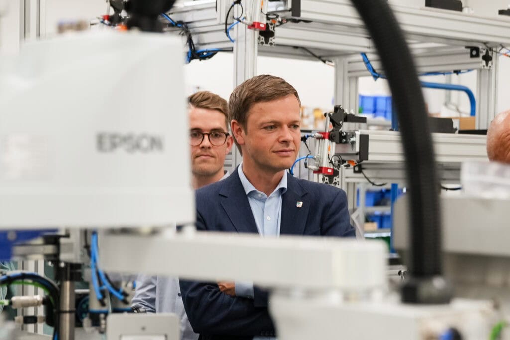 Bürgermeister Nico Ruhle während eines Rundgangs durch eine Produktionshalle im Rahmen von "Ortszeit Deutschland" in Neuruppin