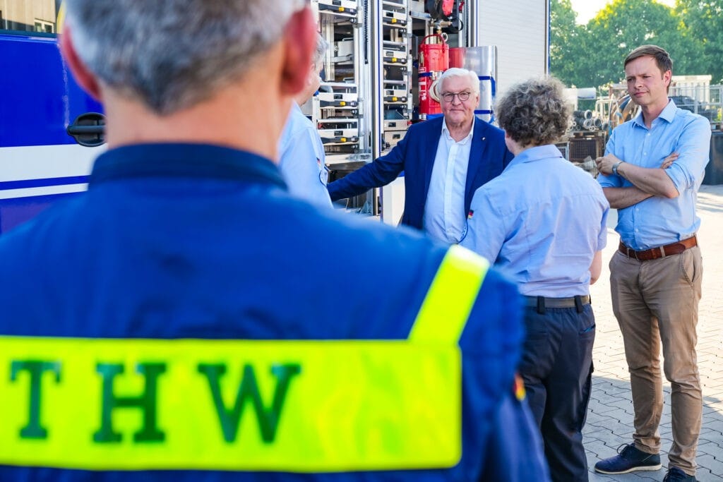 Bundespräsident Frank-Walter Steinmeier im Gespräch mit Einsatzkräften des THW während "Ortszeit Deutschland" in Neuruppin