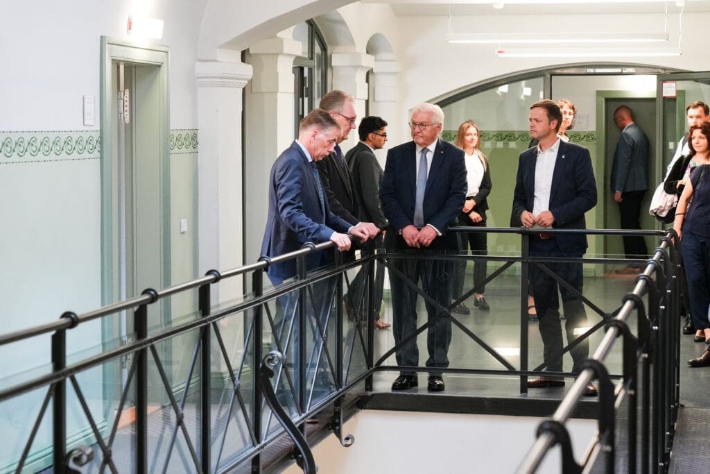 Bundespräsident Frank-Walter Steinmeier im ehemaligen Untersuchungsgefängnis des heutigen Amtsgericht im Rahmen von "Ortszeit Deutschland" in Neuruppin