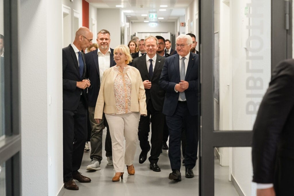 Bundespräsident Frank-Walter Steinmeier beim Rundgang durch die MHB Fontane während "Ortszeit Deutschland" in Neuruppin
