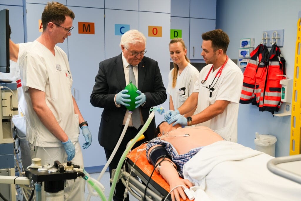 Bundespräsident Frank-Walter Steinmeier im SimLab der MHB Fontane während "Ortszeit Deutschland" in Neuruppin
