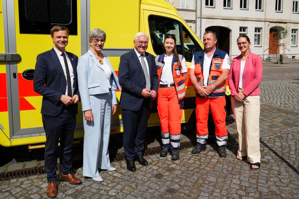 Bundespräsident Frank-Walter Steinmeier mit dem begleitenden Rettungsdienst und Beteiligten im Rahmen von "Ortszeit Deutschland" in Neuruppin